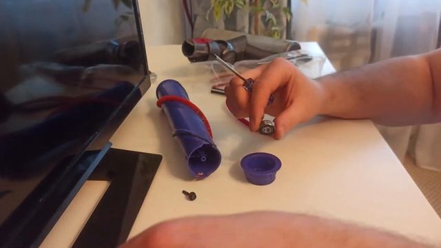 Разборка роликовой щётки пылесоса Dyson V7, замена ленточной щетки на валике. смотреть онлайн