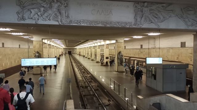 Метро Москва|Станция Партизанская прибывает и отправляется поезд Русич|Московский транспорт