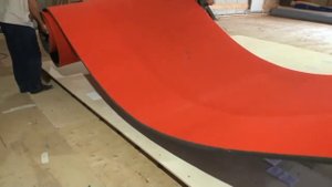 Сборка помоста для спортивной гимнастики (гимнастического) DNN на пружинах и укладка ковра на него