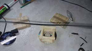 Настольная лампа из палочек для мороженого