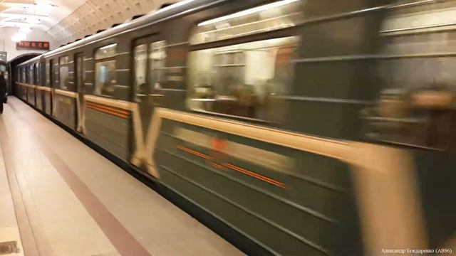 [Ретро-метро]: Поезд "Народный Ополченец" на станции "Маяковская" смотреть онлайн