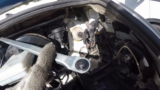 Меняем трапецию стеклоочистителей Iveco Daily. Замена моторчика стеклоочистителя Ивеко Дейли. смотреть онлайн