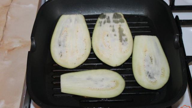 Рулеты из баклажана с красной рыбой и орехами