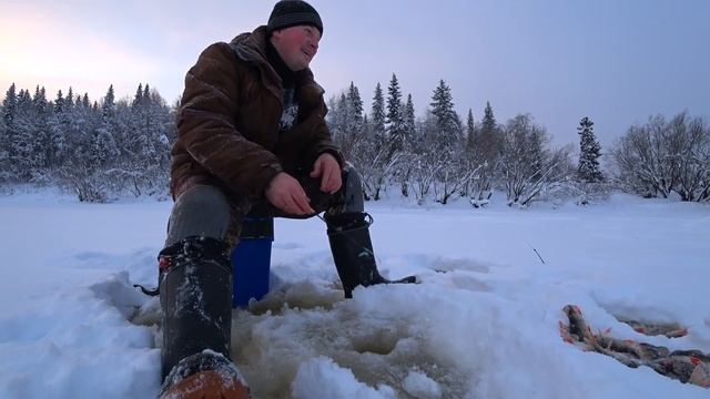 Трудная дорога до заветного озера. Попали на ЖОР окуня! Зимняя рыбалка на севере.