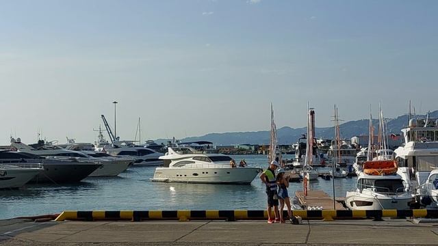 Яхта швартуется в Морпорту Сочи