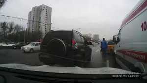 (ВИДЕО) В Москве водители напали на таксиста, подрезавшего скорую помощь