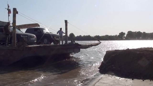 Ахтуба. Селитренное .  Паром на остров.