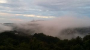 Сочи, село Детляжка, панорама гор в тумане.