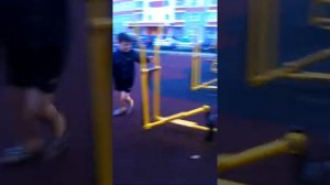 Посмотреть  мальчик бегает за мальчиком