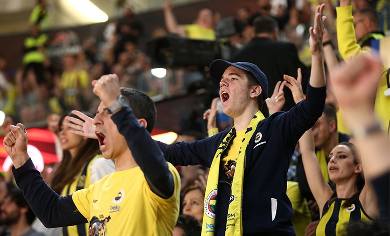 где фанатом. болельщики торпедо нижний новгород. болельщицы фенербахче. где фанатом. макс корж с фанаткой.