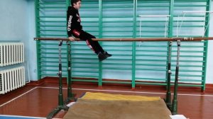 Комбинация на параллельных брусьях