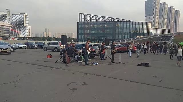 Цой жив и поёт на улице в Москве смотреть онлайн