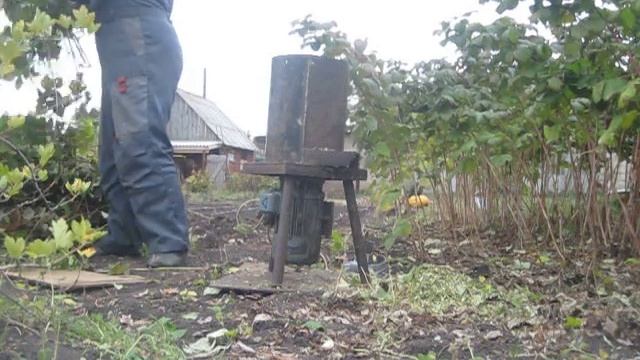 Садовый измельчитель своими руками.Часть 2--измельчение малиновых стеблей.