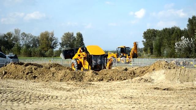 Экскаватор-погрузчик VENIERI VF 10.23C - демонстрация возможностей при землеройных работах