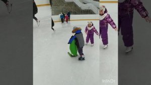 Пингвин учит кататься на коньках