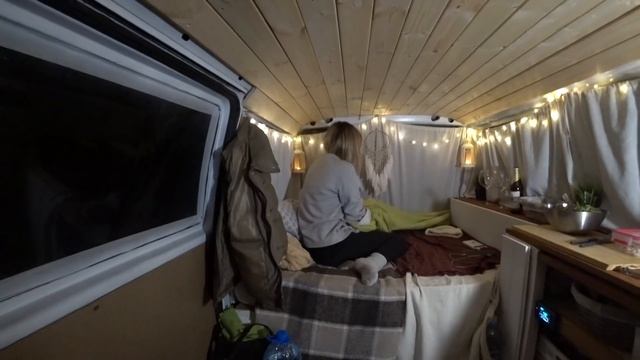 НОЧЕВКА В САМОДЕЛЬНОМ АВТОДОМЕ ЗИМОЙ И НОВАЯ РЕЗИНА// VANLIFE