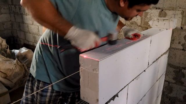 Армирование газобетонных перегородок кладочной сеткой.