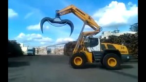 Выгрузка лесовоза в штабель фронтальным погрузчиком.