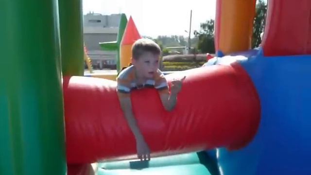 Мальчишка прыгает на батуте и отрывается по полной смотреть онлайн