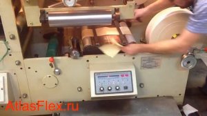 Флексографская печатная машина AtlasFlex-320 в работе типографии - установка роля