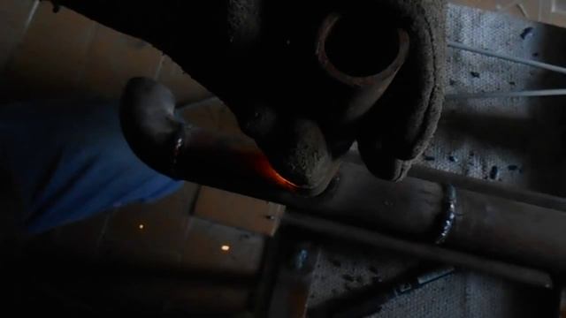 Как сделать врезку одной трубы в другую электросваркой.mp4 смотреть онлайн
