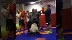 Сегодня большой брат Мири сделал упражнения на шею с весом 320 кг