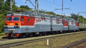 Грузовой электровоз ВЛ80с-1760 со скрежетом выезжает из Батайска