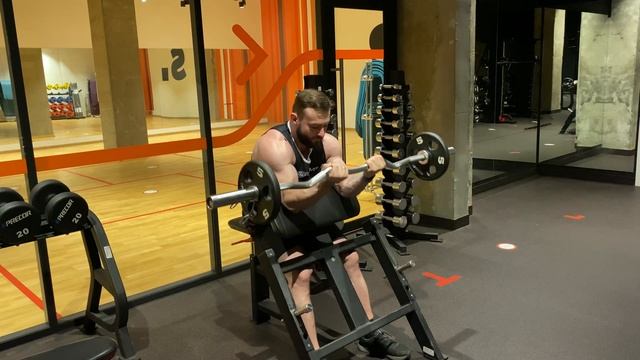 Сгибание рук со штангой узким хватом на скамье Скотта смотреть онлайн