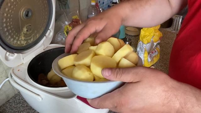 Готовлю в мультиварке Maxwell. Тушеная картошка с мясом