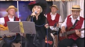 Петрушевская поёт "Не привыкай к дождю"