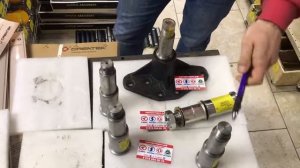 Ремкомплект пальца рулевой сошки SHACMAN (втулки 2 шт+2 резинки+2 шайбы+гайка) DZ9118470605 xbl.