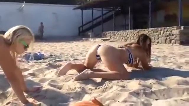 Девушки на пляже показали себя