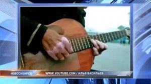 бомж играет на гитаре тему из Бандитского Петербурга