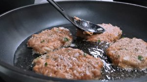 Обычные котлеты больше не жарим! Нашли способ вкуснее и дешевле, готовим МЯСНЫЕ ОЛАДЬИ с овощами.mp4