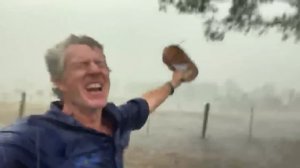 Австралийский мужик радуется дождю