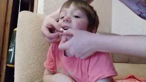Как удалить первый Молочный зуб? В домашних условиях! Мама и смелость  в помощь! Храбрый Елисейка!!