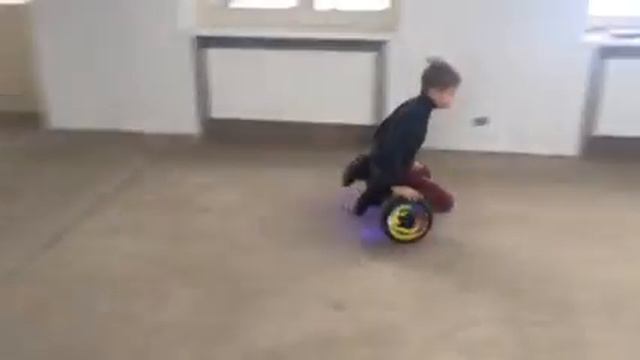 Сидя на гироскутере смотреть онлайн