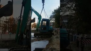 Опускаем экскаватор в котлован. Аренда миниэкскаватора