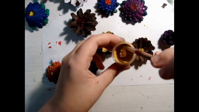 ТВОРИЛКИ/ПОДЕЛКА ЦВЕТЫ/ПАННО ИЗ ШИШЕК/HANDMADE/FLOWERS FROM THE CONES/PANEL смотреть онлайн