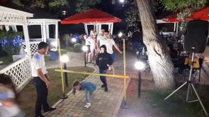 УВЛЕКАТЕЛЬНАЯ ИГРА, КТО ПРОЙДЕТ  ПОД ПАЛКОЙ