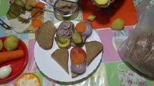 Постные Бутерброды с печенью трески солеными огурцами, картофелем
