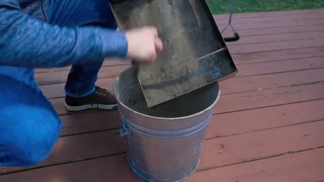 Гриль Weber Smoke Fire – очищаем систему сбора жира и золы смотреть онлайн