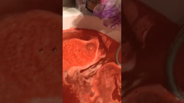 Красная бомбочка для ванны