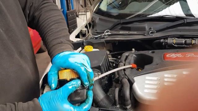 Italia Autos Alfa Romeo Mito 155 oil and filter change смотреть онлайн