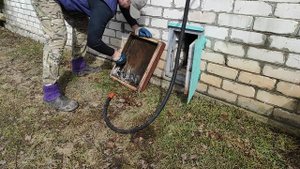 Чистим донья деревянных ульев после зимовки.