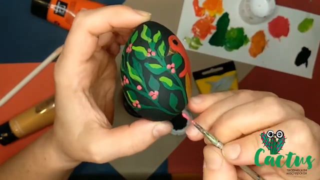 Роспись деревянного яйца акрилом.