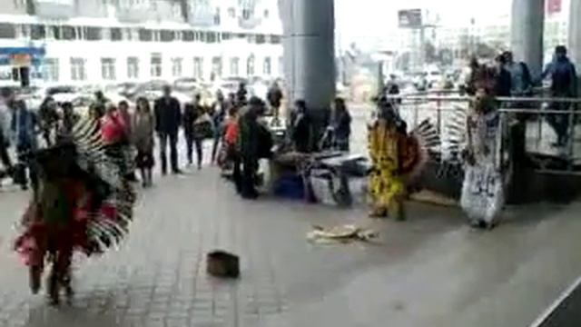 Уфа.Центральный рынок.Танцы индейцев