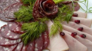 Создаем праздничную атмосферу: украшаем праздничный стол.