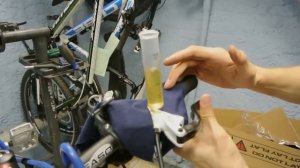 Как прокачать тормоза велосипеда дома. (How to pump bicycle brakes at home DIY)