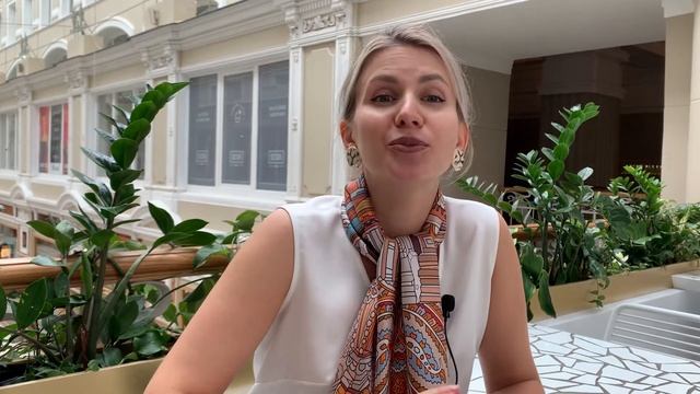 Как носить шелковые платки: 4 простых и стильных способа